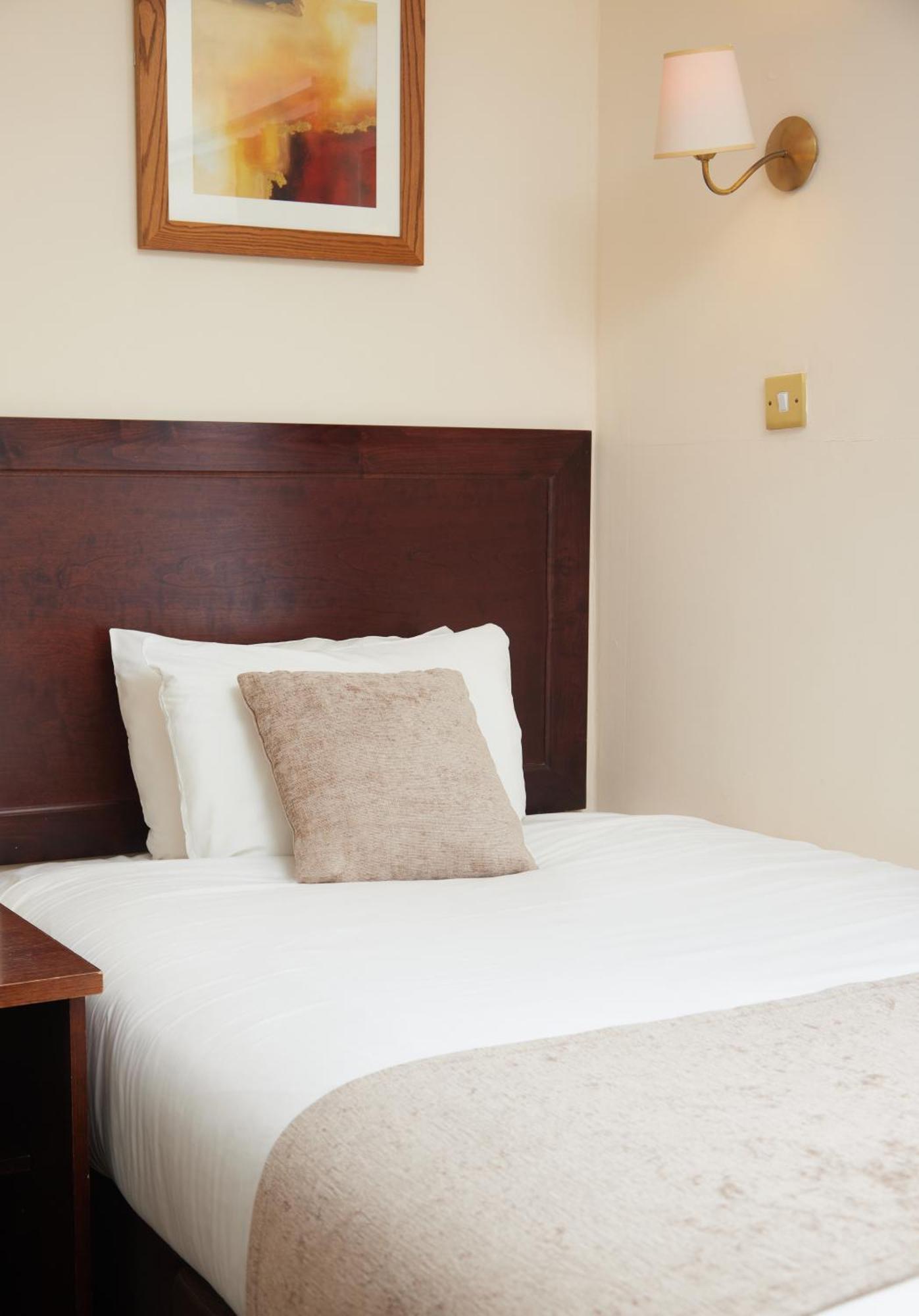 The Bell Hotel Woburn By Greene King Inns Eksteriør billede